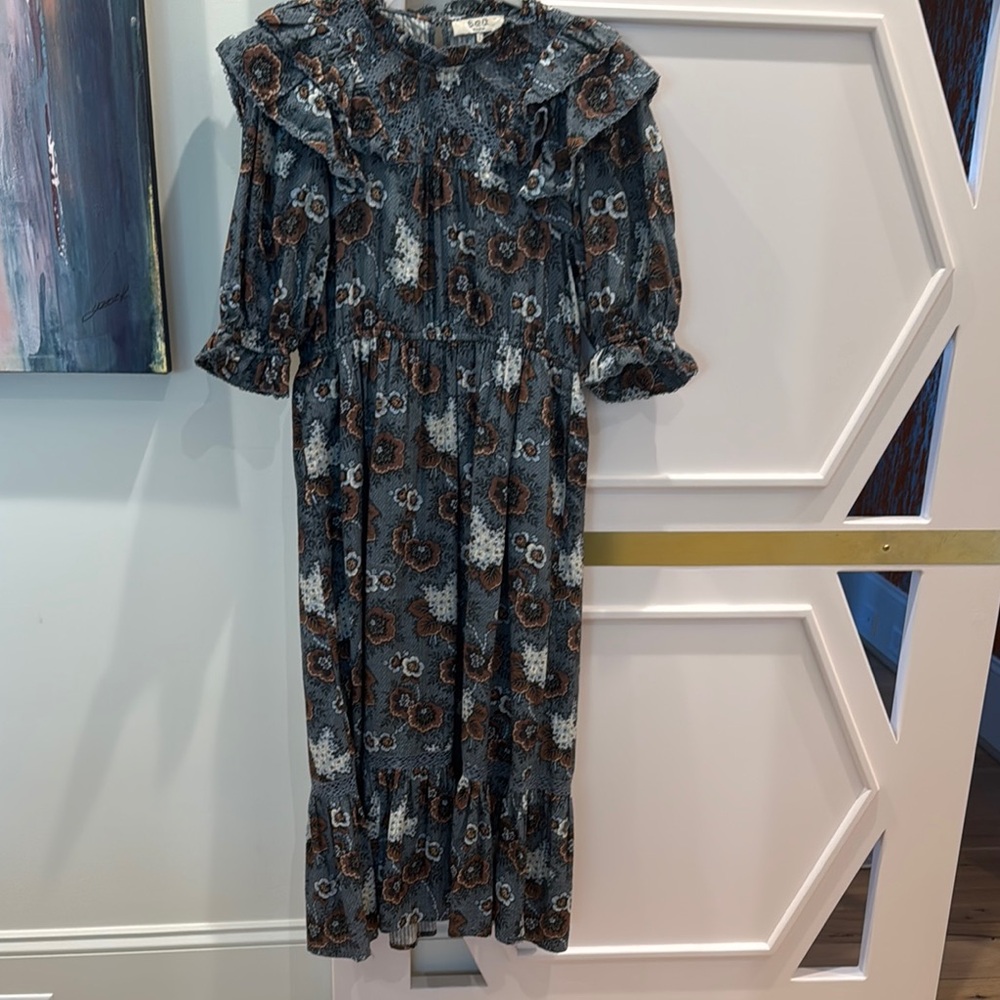 Floral short Sleeve Dress with ruffles. Size large.